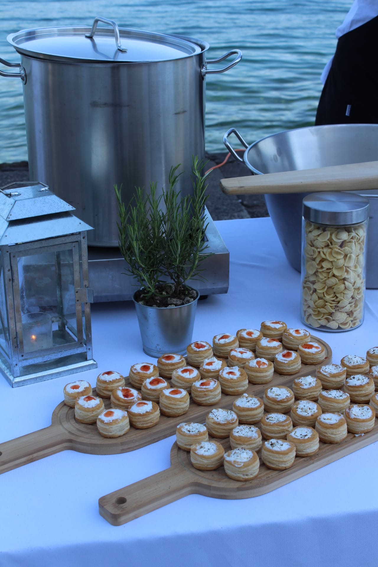 Tavola di finger food e formaggi freschi allestita sul Lago di Garda