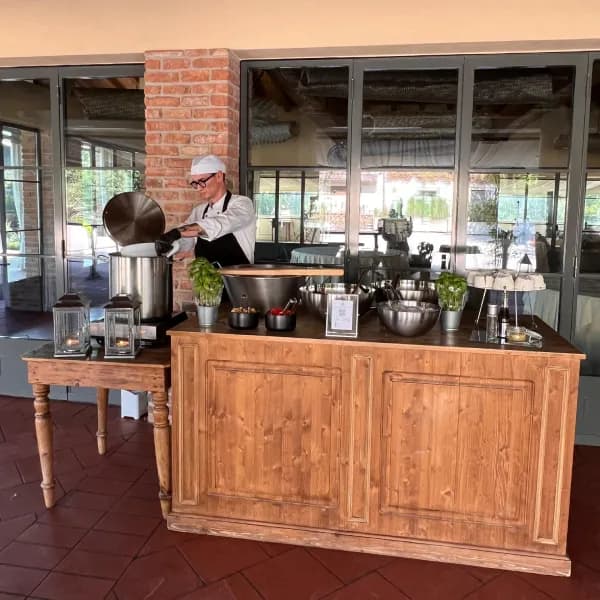 Preparazione mozzarella fresca in evento