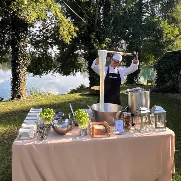 Il mozzarellaio Andrea con prodotti caseari pugliesi